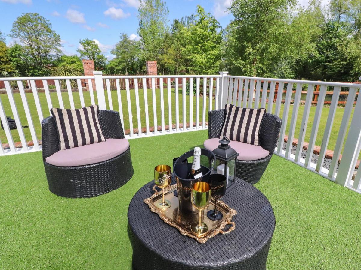 Moor End Manor Villa Poulton-le-Fylde Екстериор снимка