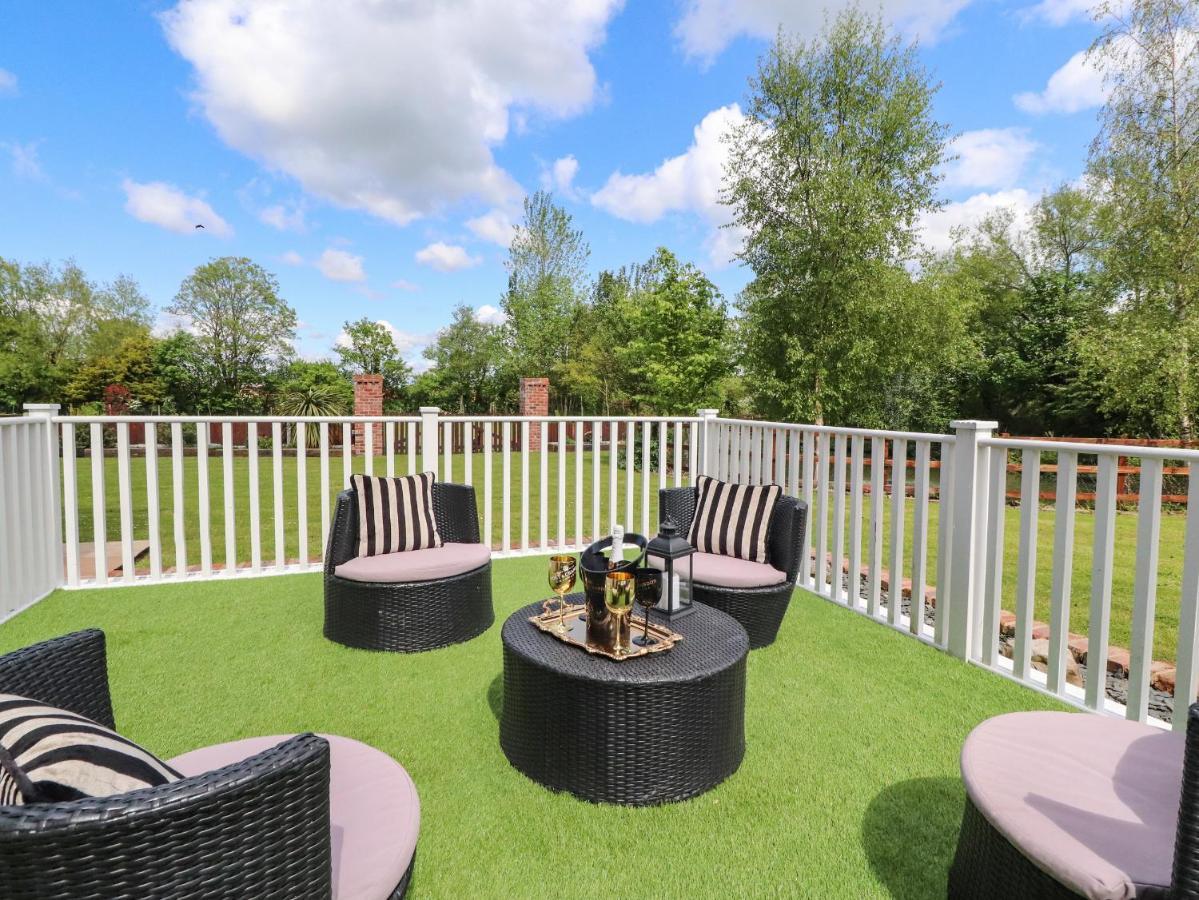 Moor End Manor Villa Poulton-le-Fylde Екстериор снимка